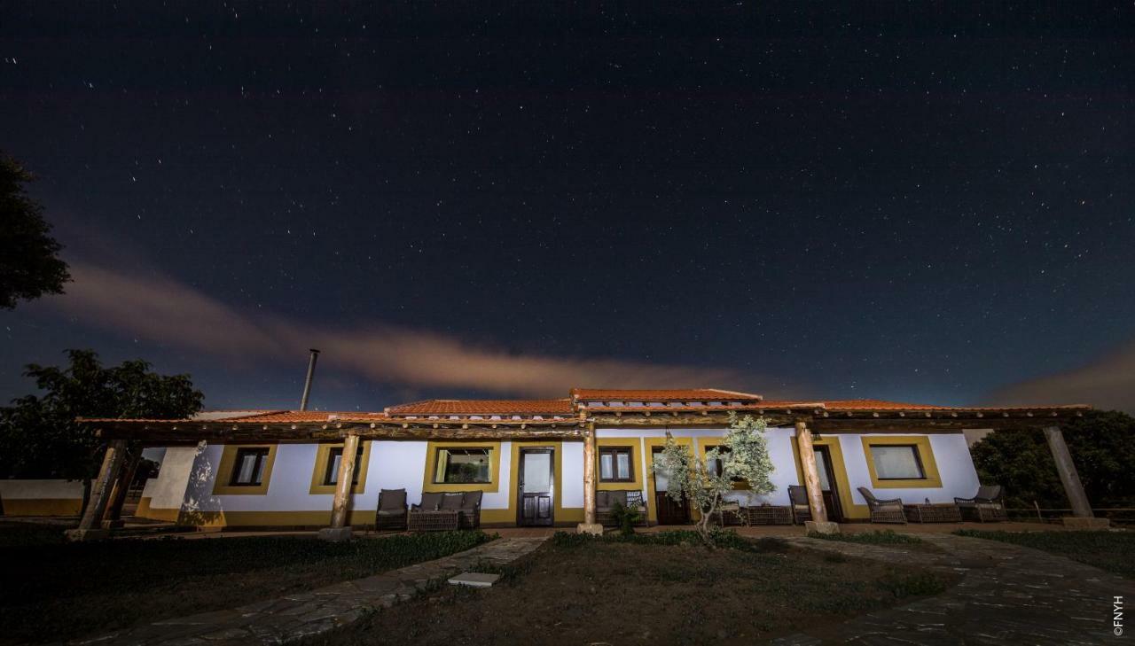 Eco-Lodge En La Reserva Privada Campanarios De Azaba - Proyecto De Conservacion Espeja Exterior foto